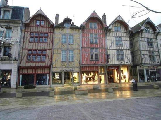 Hôtel pour 5 personnes, avec terrasse, animaux acceptés à La Chapelle-Saint-Luc - 3