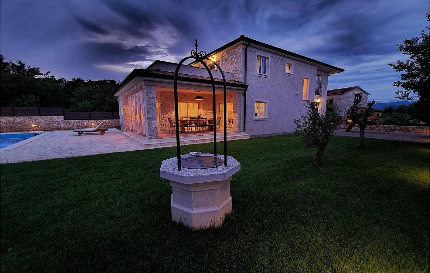 Charmantes Apartment mit Pool, WLAN und Parkplatz, 2,5 km vom Stadtzentrum von Kras entfernt in Gostinjac, Krk