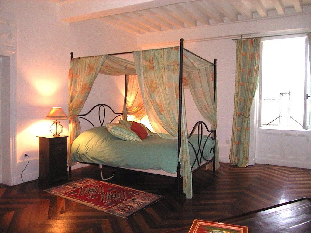 Chambres au Château de la Salle - Chambre Rose in Lantignié, Région de Villefranche-sur-Saône