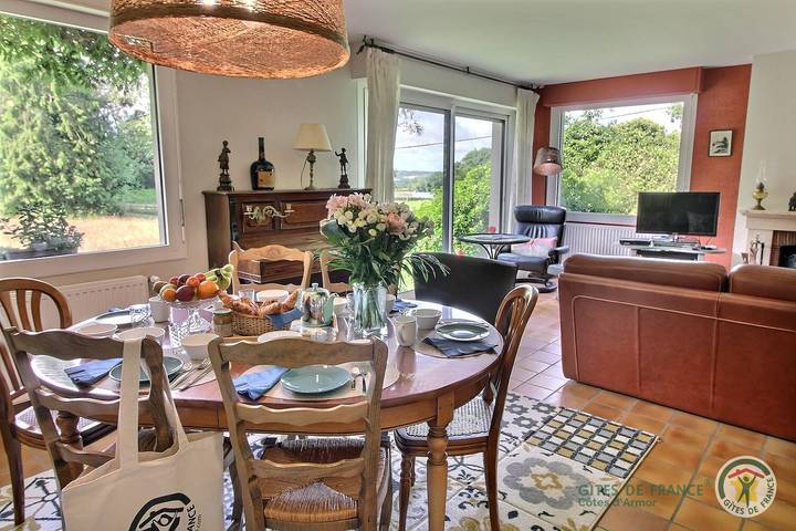 Gîte pour 6 personnes, avec terrasse à Ploumagoar - 2