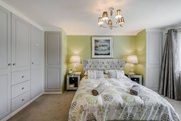 Holiday Rental for 8 People in Milford-on-Sea, Hampshire, Photo 2