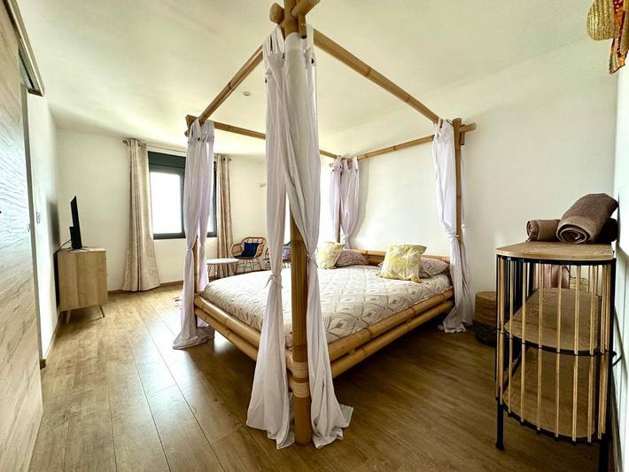 Chambre d’hôte pour 2 personnes, avec vue ainsi que piscine et terrasse
