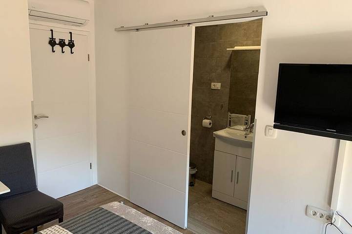 Guesthouse Family Bosnic - Double Room with Balcony - 3 - 4 in Smoljanac, Plitvicer Seen
