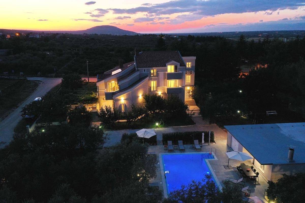 Family friendly house with a swimming pool Sikovo, Biograd - 23718 in Općina Sveti Filip i Jakov, Zadar
