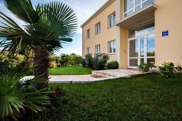 Ferienwohnung für 4 Personen, mit Terrasse und Garten in Kaldanija