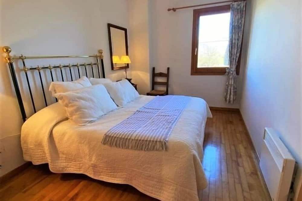 Entire apartment, Apartment 3 rooms Fireplace, Views, Lake, Dryer & Wi-Fi in Puigcerdà, Cerdanya