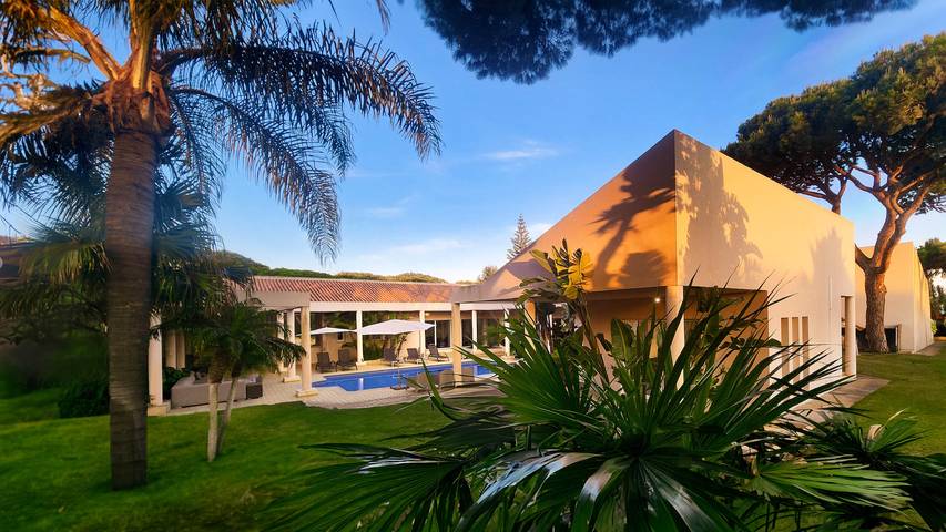 Villa for 16 people, with garden and terrace in Quarteira