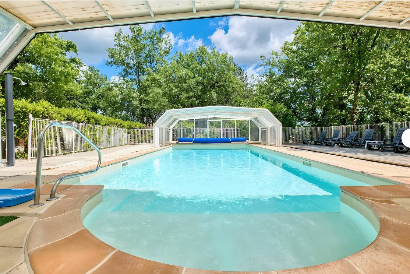 Gîte Truffière : Vue Montagne, Piscine Partagée et Wi-Fi à Salignac-Eyvigues in Salignac-Eyvigues, Périgord Noir
