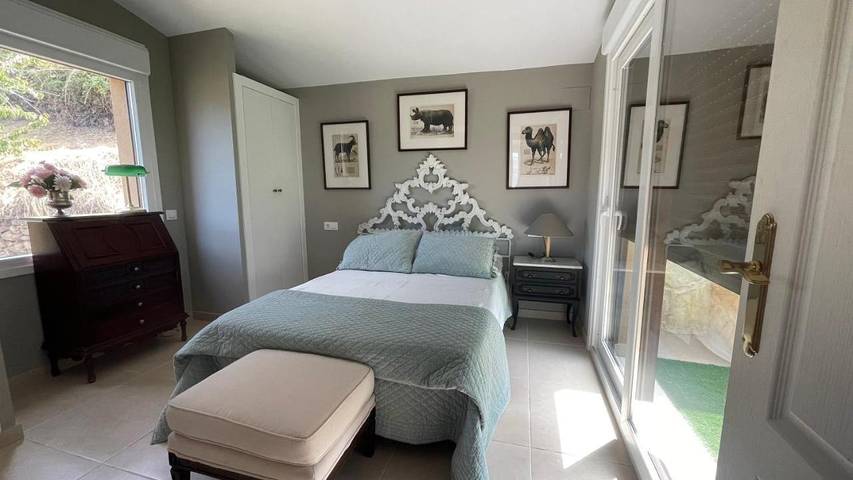 Casa rural para 4 personas, con vistas además de vistas al lago y jardín en Casas del Castañar - 2