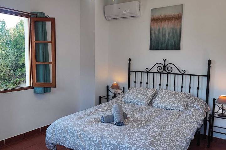 Villa Los Pinos, 10 Personen, beheizter Pool, Wifi, a/c, herrliche Aussicht in Comares, Cordillera Penibética
