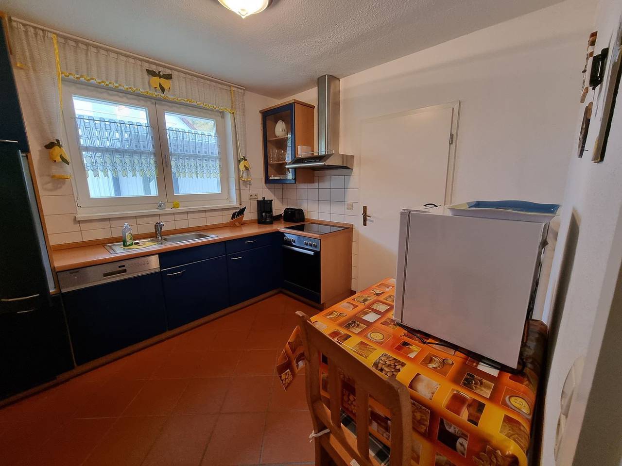 Das Ferienhaus an der Alleenstraße bietet Platz für 6 Erwachsene und 2 Kinder. in Péninsule de Zudar, Garz/Rügen