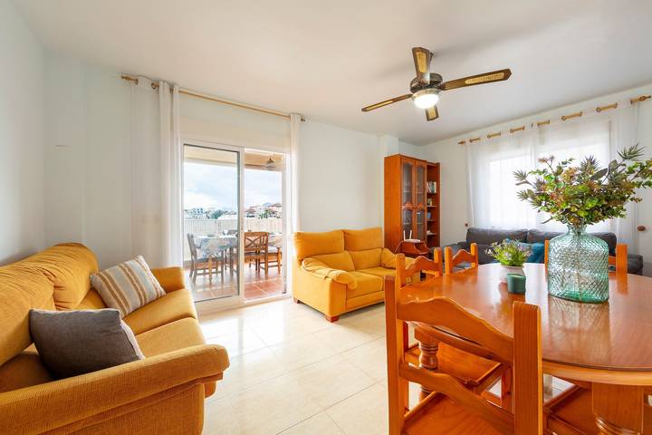 Apartamento entero, Apartamento 'Al Lado De La Playa' con vistas al mar, piscina compartida y Wi-Fi in Urbanización Las Gaviotas, Pulpí
