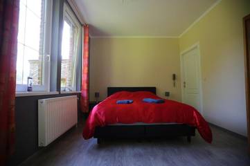Chambre d’hôte pour 3 personnes, avec piscine ainsi que terrasse et vue dans Bomal