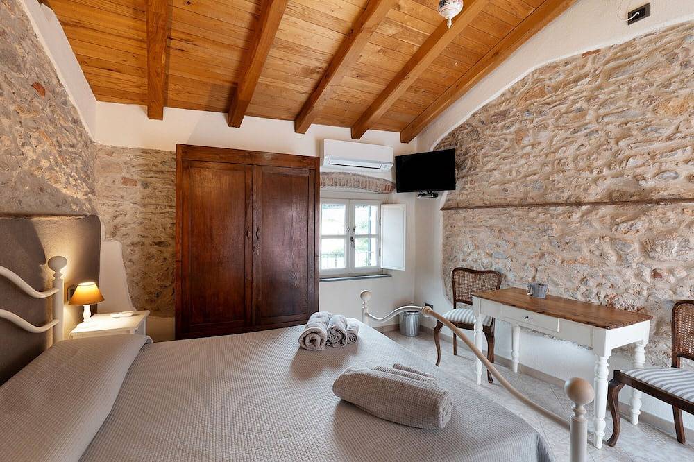 Entire apartment, Room 'Stanza Della Musica' with Sea View, Shared Terrace and Wi-Fi in Ceriale, Riviera di Ponente