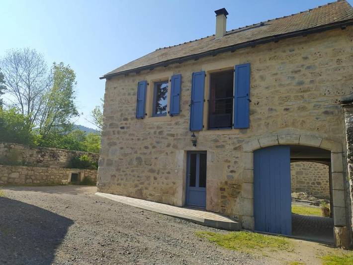 Location de vacances pour 6 personnes, avec terrasse, animaux acceptés à Saint-Étienne-du-Valdonnez