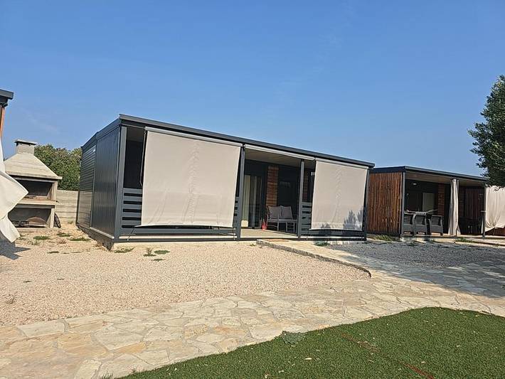 Camping pour 5 personnes, avec vue ainsi que piscine et jardin, adapté aux familles à Pirovac - 3