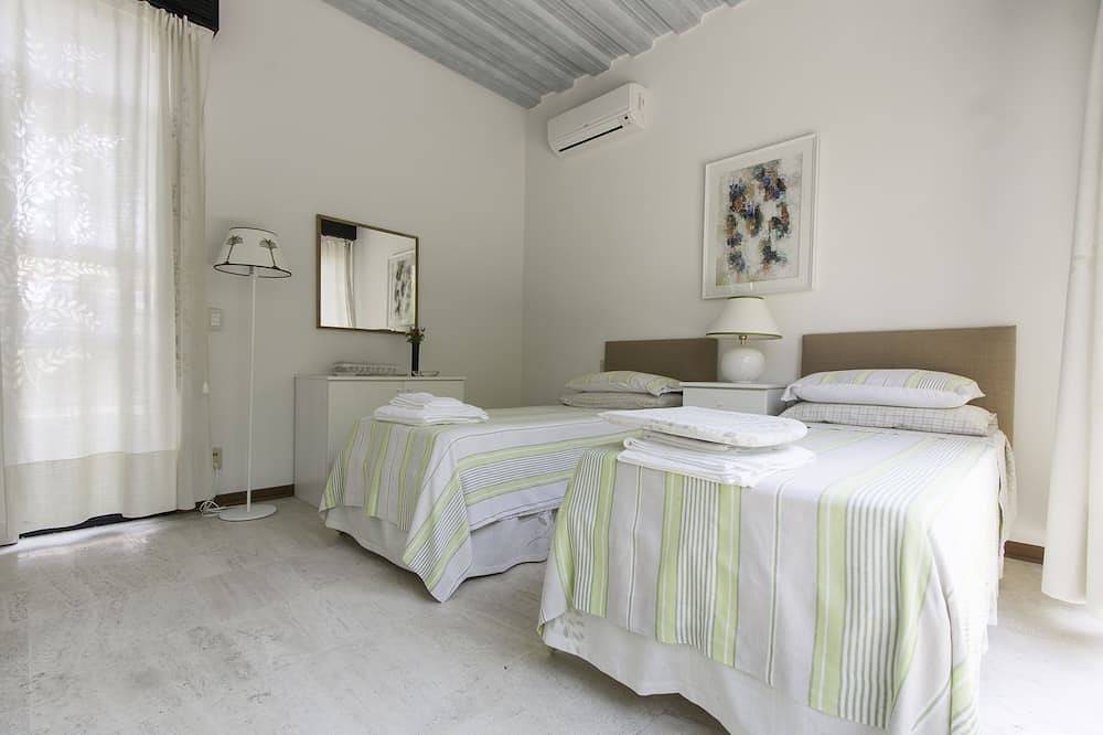 Architektonische / Minimal Villa in Forte dei Marmi, Rom Imperiale in Forte dei Marmi, Italienische Riviera