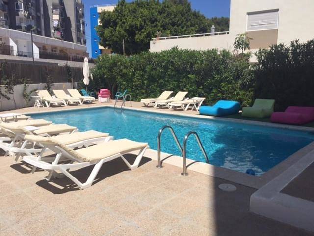 Gîte pour 3 personnes, avec terrasse ainsi que piscine et jardin dans Playa d'en Bossa - 2