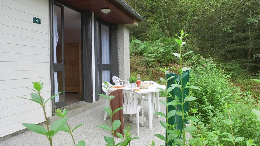 Parc de vacances pour 6 personnes, avec piscine et jardin, animaux acceptés en Auvergne - 2