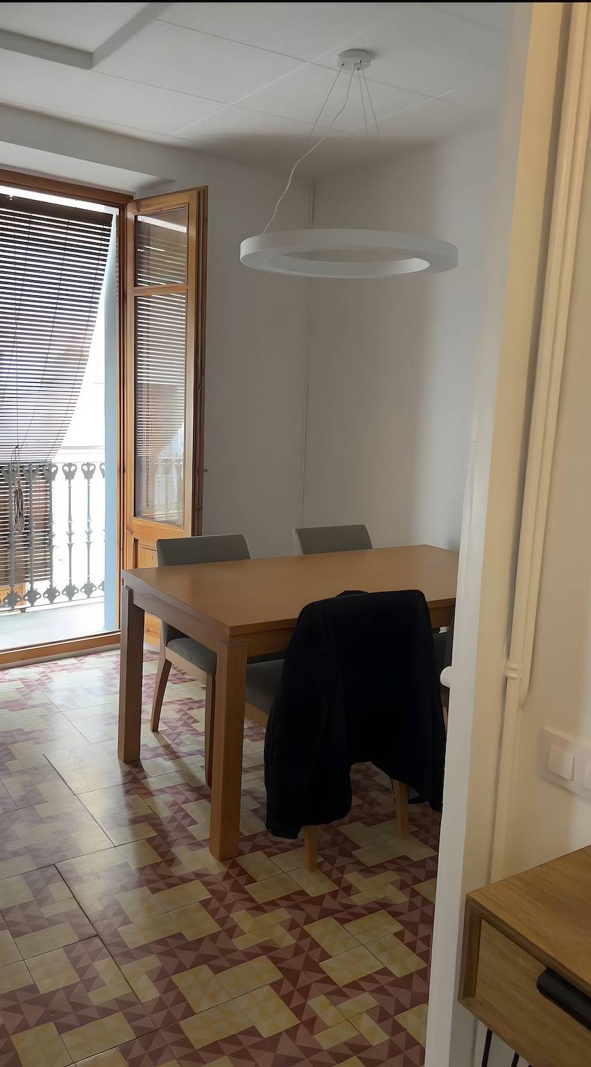 Ganze Wohnung, Ferienhaus 'La Divina' mit Balkon, Wlan und Klimaanlage in Figueres, Oberampurien