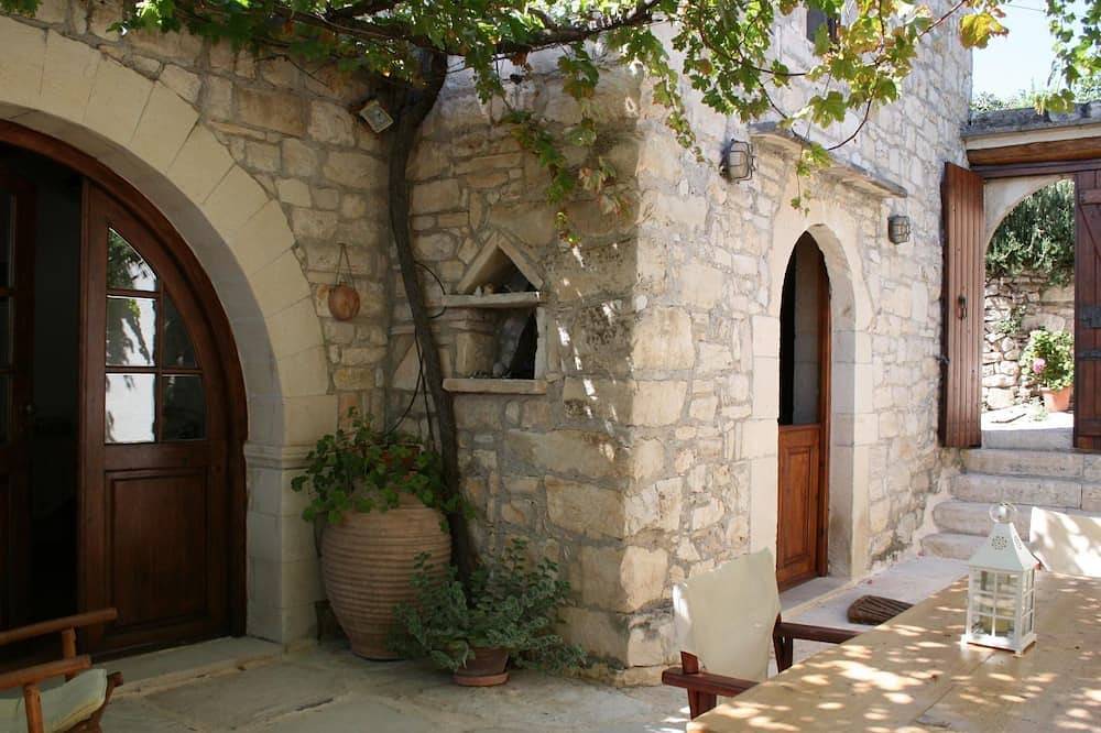 In Douliana mit Großem Balkon in Douliana, Vamos