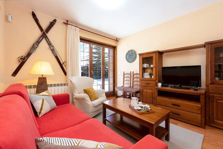 Entire apartment, Holiday Apartment “Pie de pistas Font Canaleta La Molina” next to Ski Slopes with Terrace & Wifi in La Molina, Alp