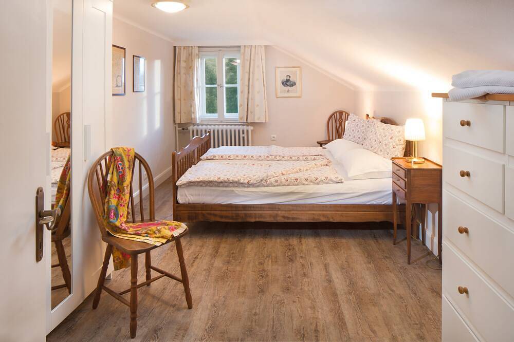 Charmantes und stilvolles Landhaus inmitten einer weitläufigen Gartenanlage in Stubaier Alpen, Oberperfuss