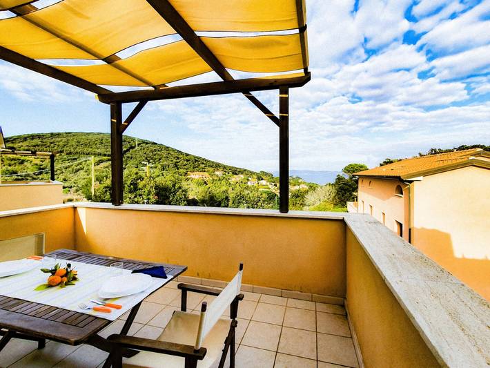 Appartamento intero, Appartamento per vacanze "La Pergola al Cavo 18" con vista mare, piscina e terrazza in Cavo, Riotorto