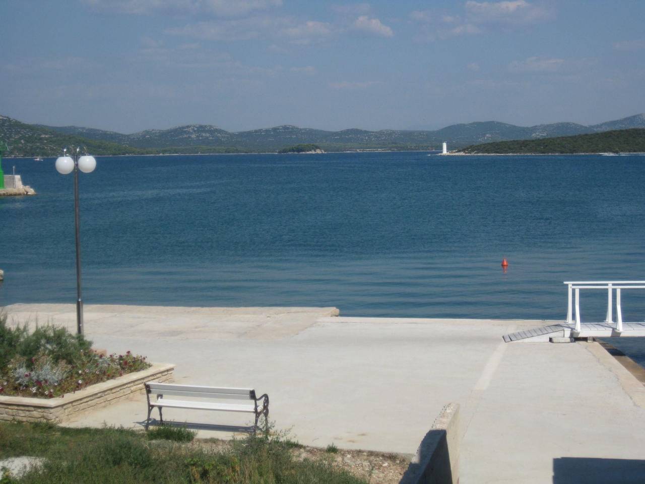 Ganze Wohnung, Apartment direkt am Meer mit Anlegeplatz in Betina, Tisno