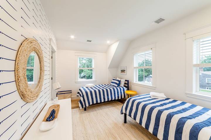 Vacation rental for 9 people, with yard and hot tub in Martha's Vineyard