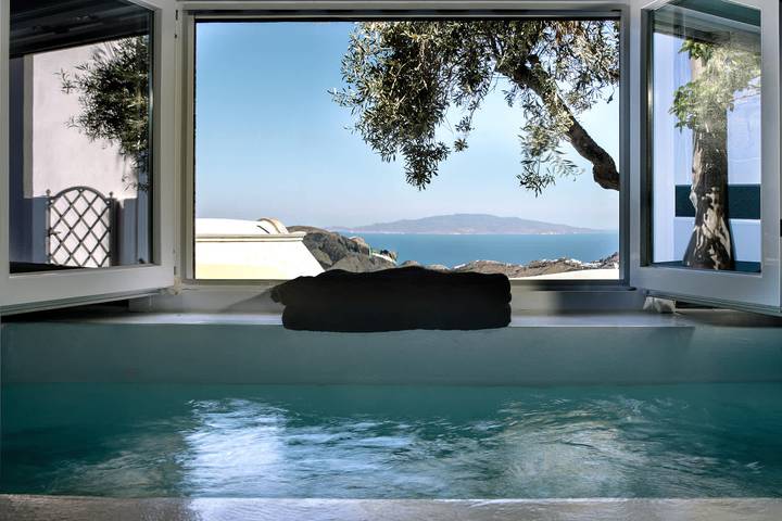 Apartment for 4 people, with garden and hot tub in Santorini