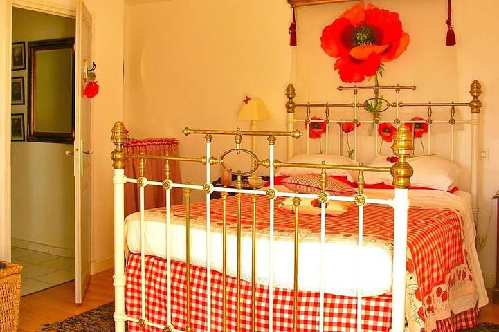 South-facing Provencal villa. Dominant view. Swimming pool open from April to October in Beaumes-de-Venise, Vaucluse