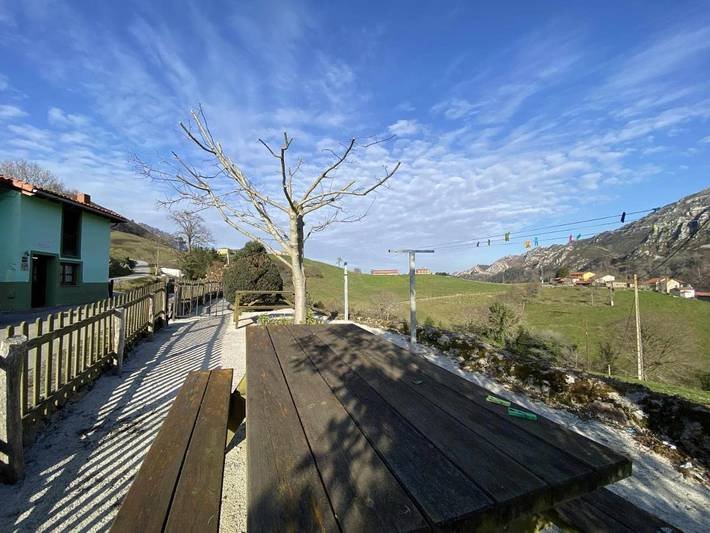 Casa rural para 3 personas, con vistas además de jardín y terraza en Parres - 2
