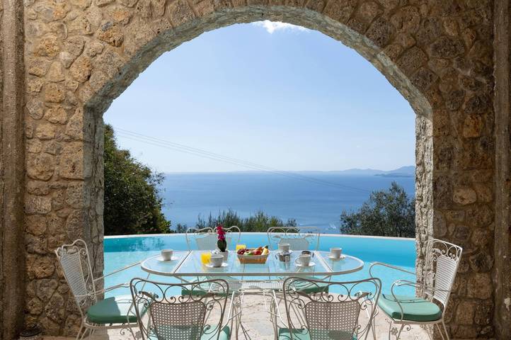 Villa with pool for 8 people, with garden in Corfu
