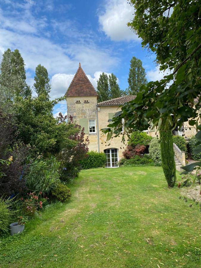 Location de vacances pour 2 personnes, avec Terrasse et Jardin ainsi que Piscine et Vue à Grézillac