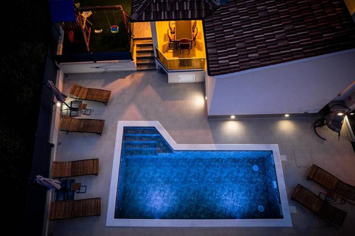 Villa pour 8 personnes, avec jardin et piscine ainsi que terrasse et vue, animaux acceptés à Šibenik - 2