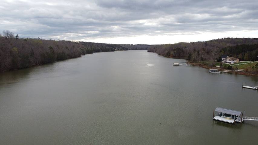 Log cabin for 6 people, with yard, with pets in Smith Mountain Lake