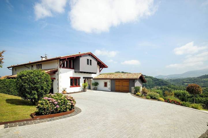 Ganze Wohnung, Spacious Ursuya studio with mountain views, spa & pool access in Hasparren, Bayonne und Umgebung