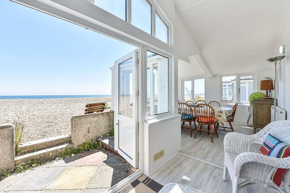 Seasidings, Pagham - sleeps 10 guests  in 5 bedrooms in Sussex Occidental