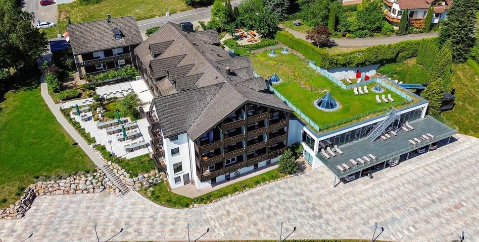 Hotel für 4 Personen, mit Balkon und Whirlpool sowie Terrasse und Garten in Loßburg