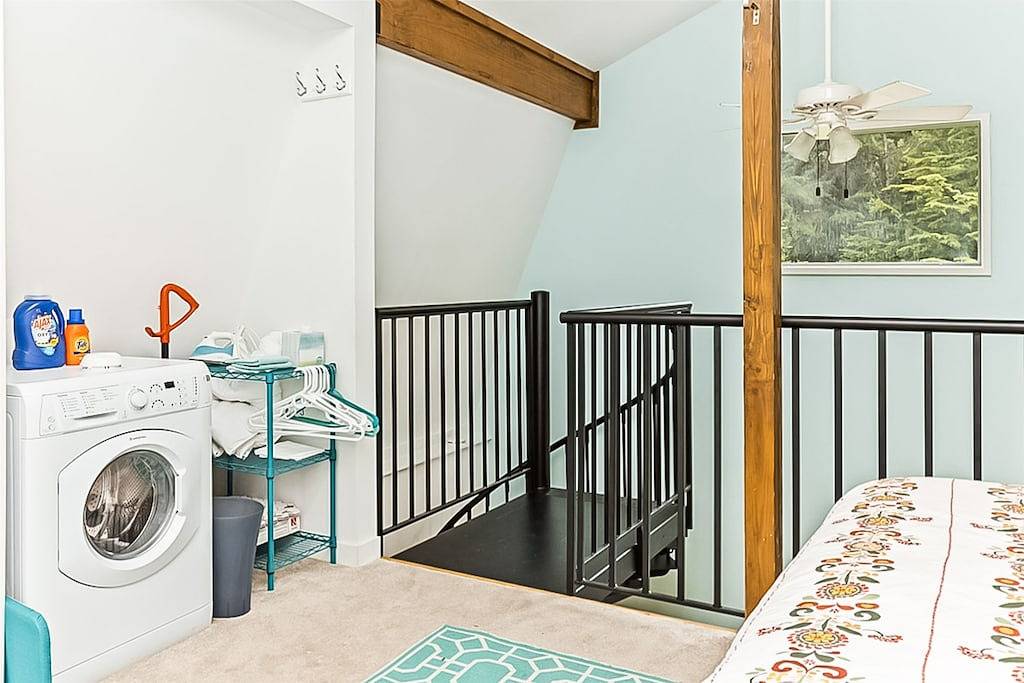 Adorable cottage with spiral stairs - near skiing, hiking & airport in Girdwood, Anchorage