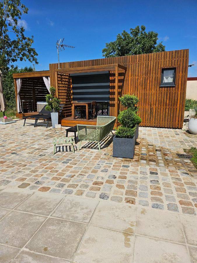 Gîte pour 2 personnes, avec Jacuzzi et Terrasse ainsi que Piscine et Vue à Gionges