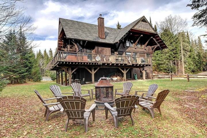 Chalet for 16 people, with pool in Lac-Supérieur