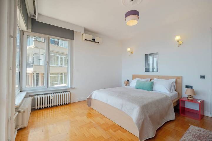 Ganze Wohnung, 5Br Bosphorus View with Balcony - Elevator - Central Location - 2 Bathrooms in Beyoğlu, Istanbul