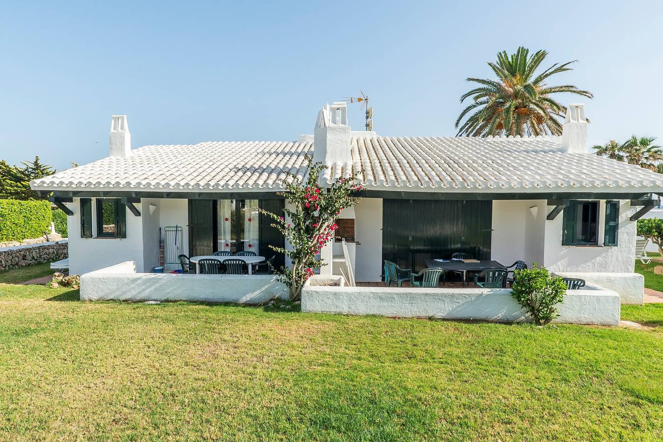 Beautiful Holiday Home in Residential Complex with Pool, Wi-Fi, Terrace and Lawn in Binisafuller Platja, Sant Lluís