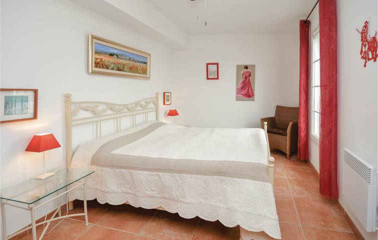 Aigues-Mortes Terrace Apartment: Wifi, Parking & More in Aigues-Mortes, Côte d'Améthyste