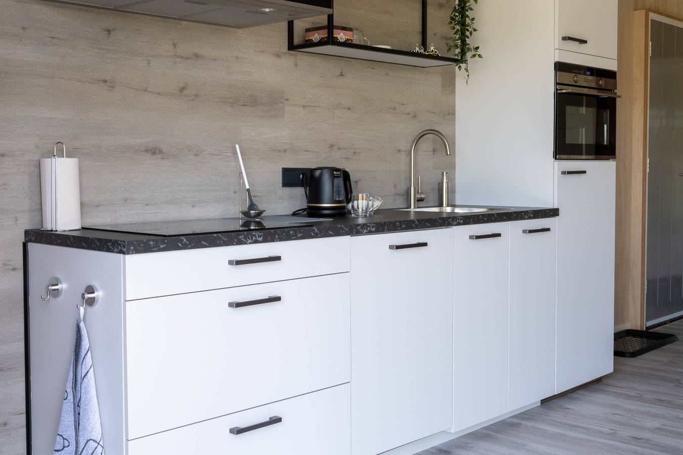 Gemütliches Ferienhaus am Wasser, mit eigener Terrasse, in Nationalparks Weerribben-Wieden in Nationalpark Weerribben-Wieden