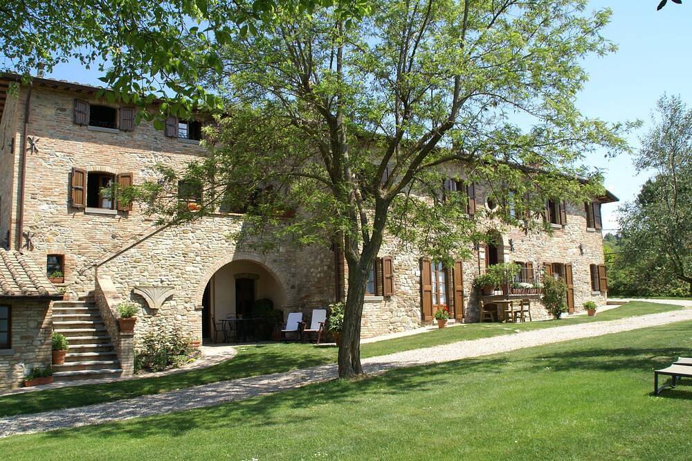 Casa en Montone con Piscina y Jardín in Montone (Italia), Valtiberina