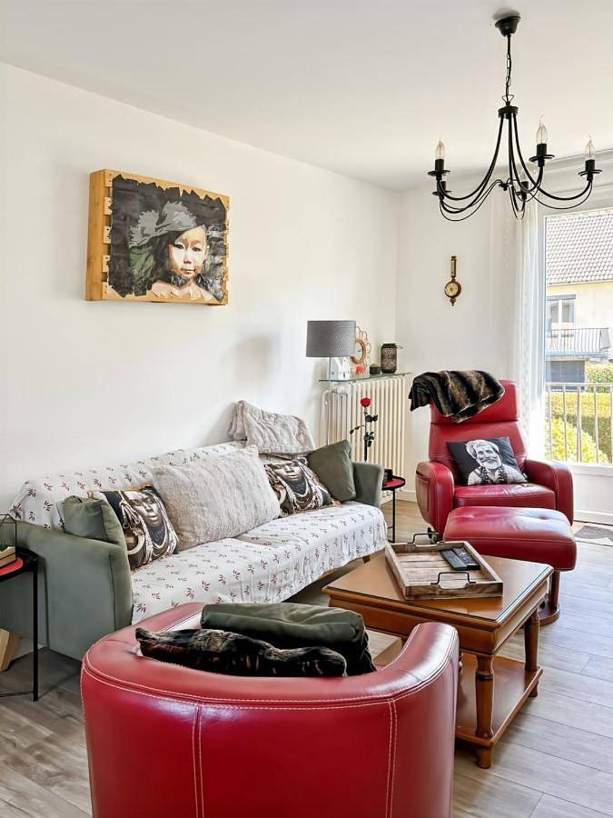 Location de vacances pour 7 personnes, avec vue et jardin à Vézac (Cantal)