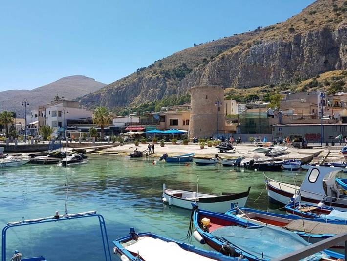 Ferienwohnung für 4 Personen, mit Balkon und Terrasse sowie Ausblick in Mondello
